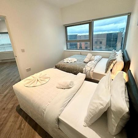 Alarabi Apartments-Two Bedrooms Apartment Croydon Esterno foto