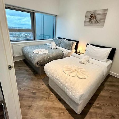 Alarabi Apartments-Two Bedrooms Apartment Croydon Esterno foto