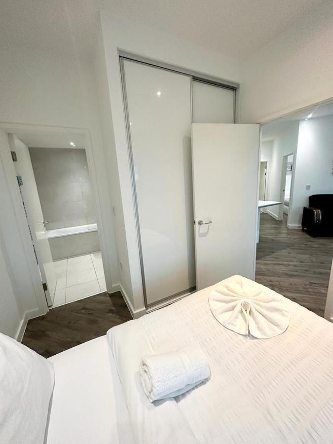 Alarabi Apartments-Two Bedrooms Apartment Croydon Esterno foto