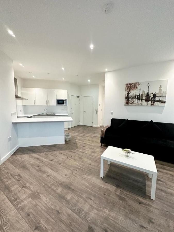 Alarabi Apartments-Two Bedrooms Apartment Croydon Esterno foto
