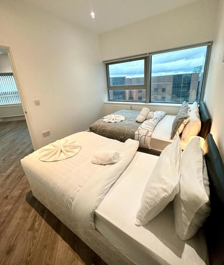 Alarabi Apartments-Two Bedrooms Apartment Croydon Esterno foto