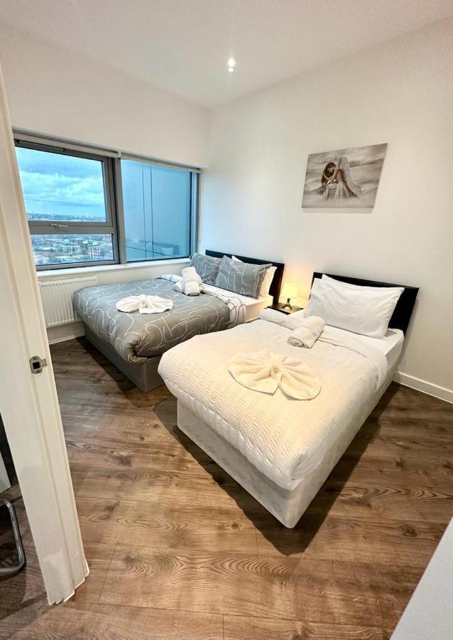 Alarabi Apartments-Two Bedrooms Apartment Croydon Esterno foto