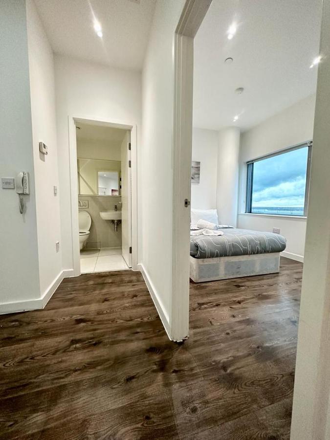 Alarabi Apartments-Two Bedrooms Apartment Croydon Esterno foto