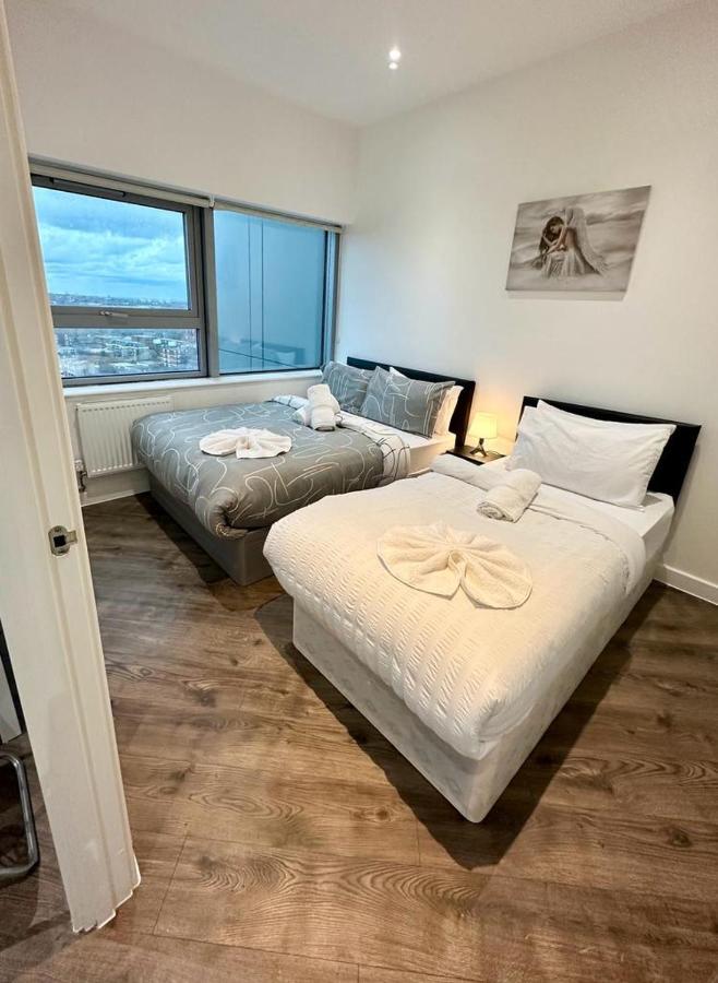 Alarabi Apartments-Two Bedrooms Apartment Croydon Esterno foto