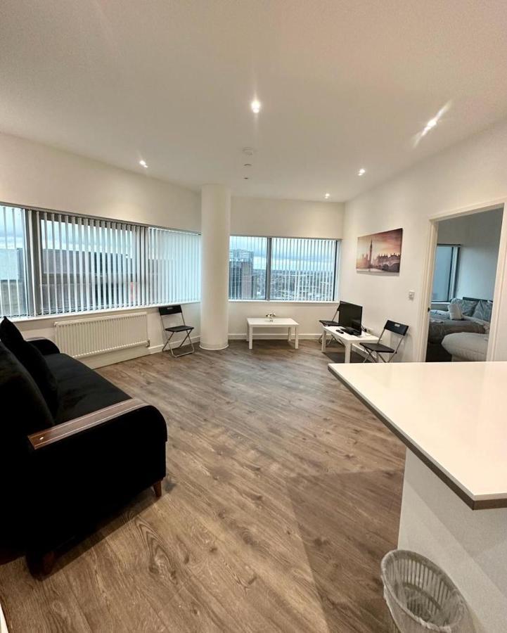 Alarabi Apartments-Two Bedrooms Apartment Croydon Esterno foto
