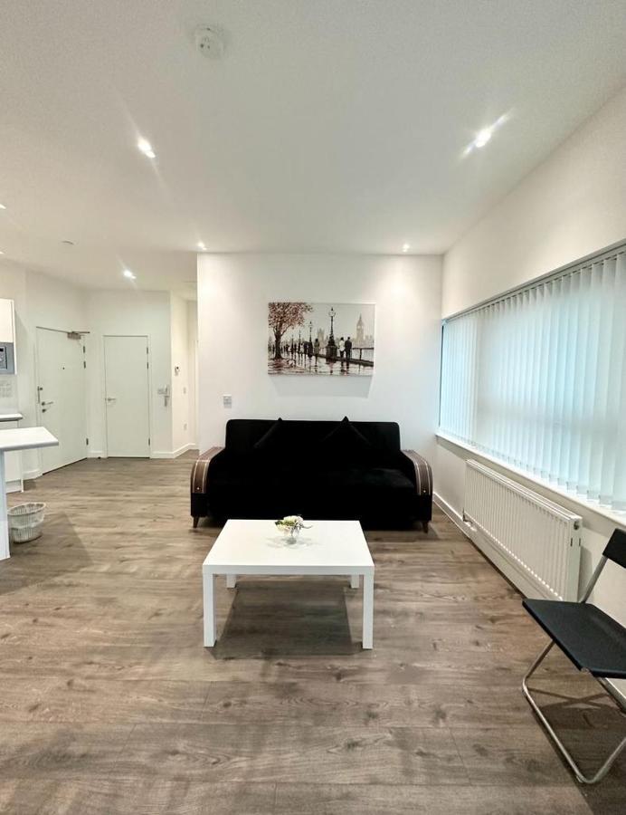 Alarabi Apartments-Two Bedrooms Apartment Croydon Esterno foto
