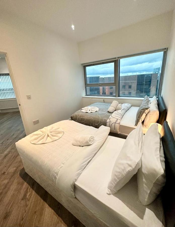 Alarabi Apartments-Two Bedrooms Apartment Croydon Esterno foto
