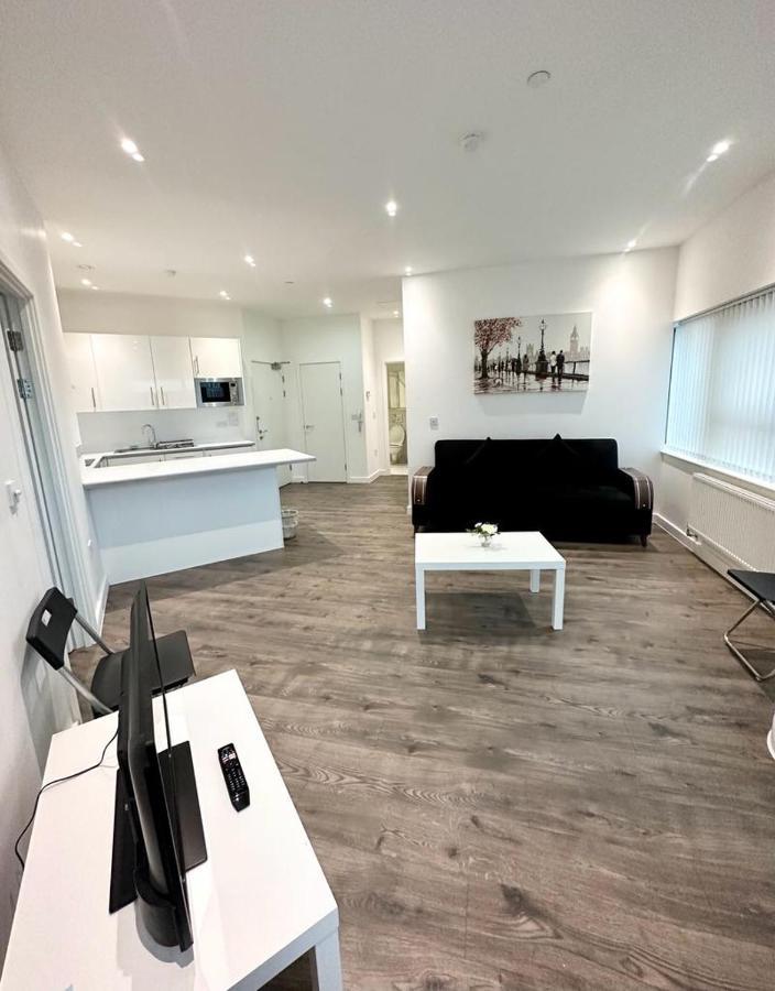 Alarabi Apartments-Two Bedrooms Apartment Croydon Esterno foto