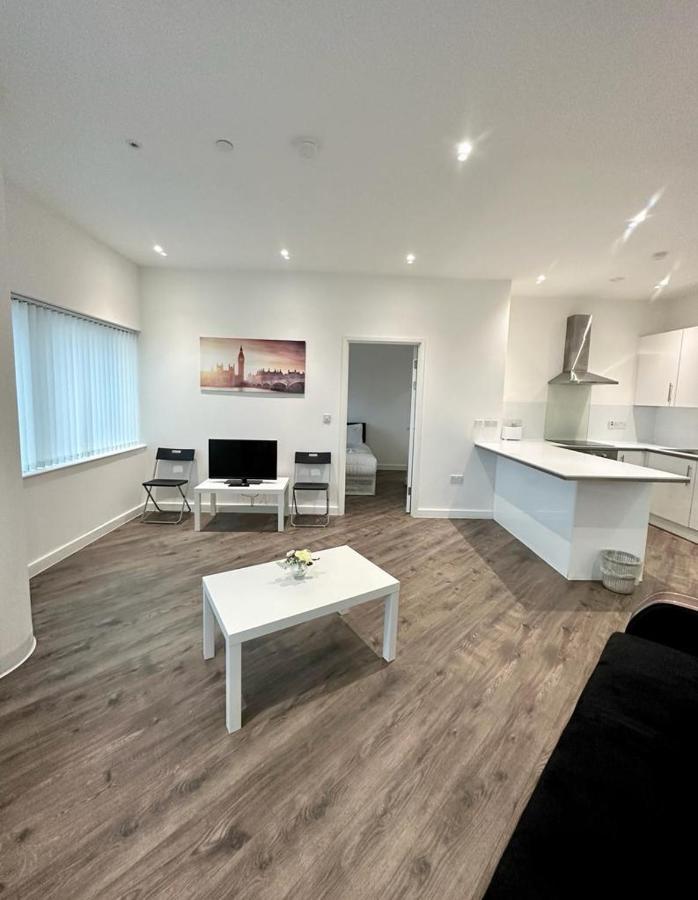 Alarabi Apartments-Two Bedrooms Apartment Croydon Esterno foto