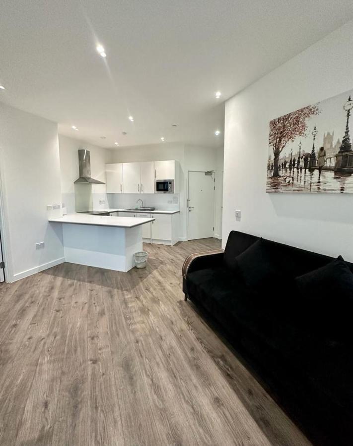 Alarabi Apartments-Two Bedrooms Apartment Croydon Esterno foto