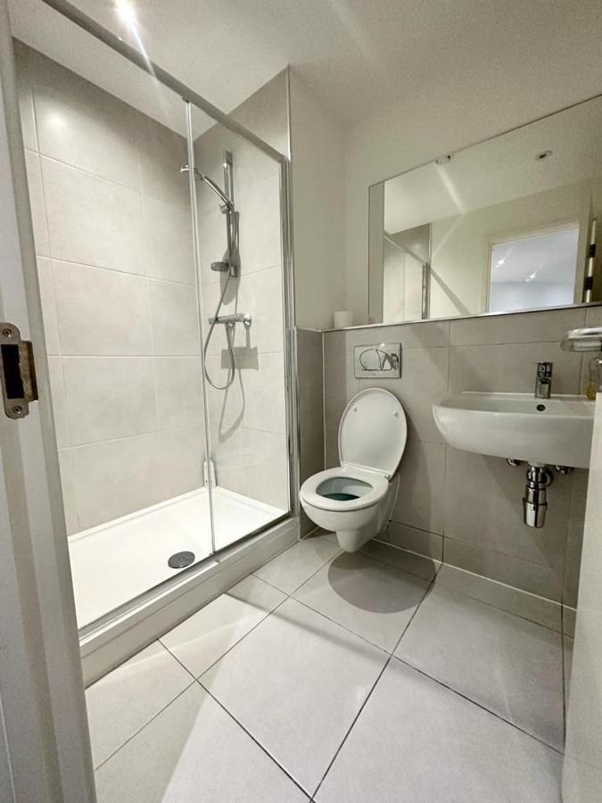 Alarabi Apartments-Two Bedrooms Apartment Croydon Esterno foto
