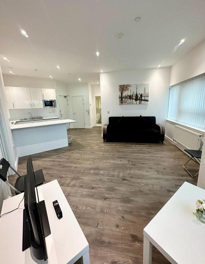 Alarabi Apartments-Two Bedrooms Apartment Croydon Esterno foto