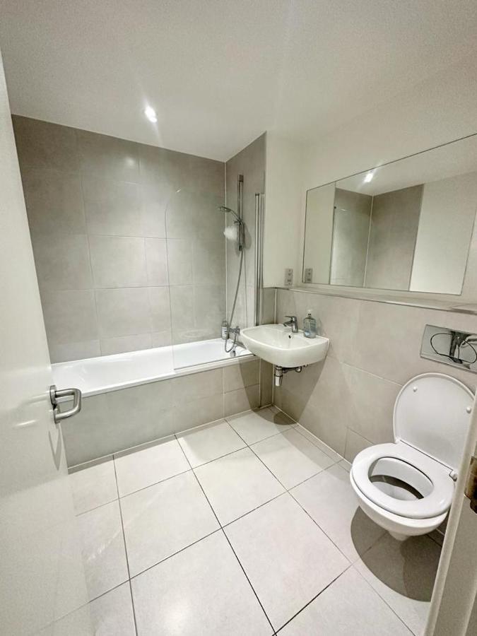 Alarabi Apartments-Two Bedrooms Apartment Croydon Esterno foto